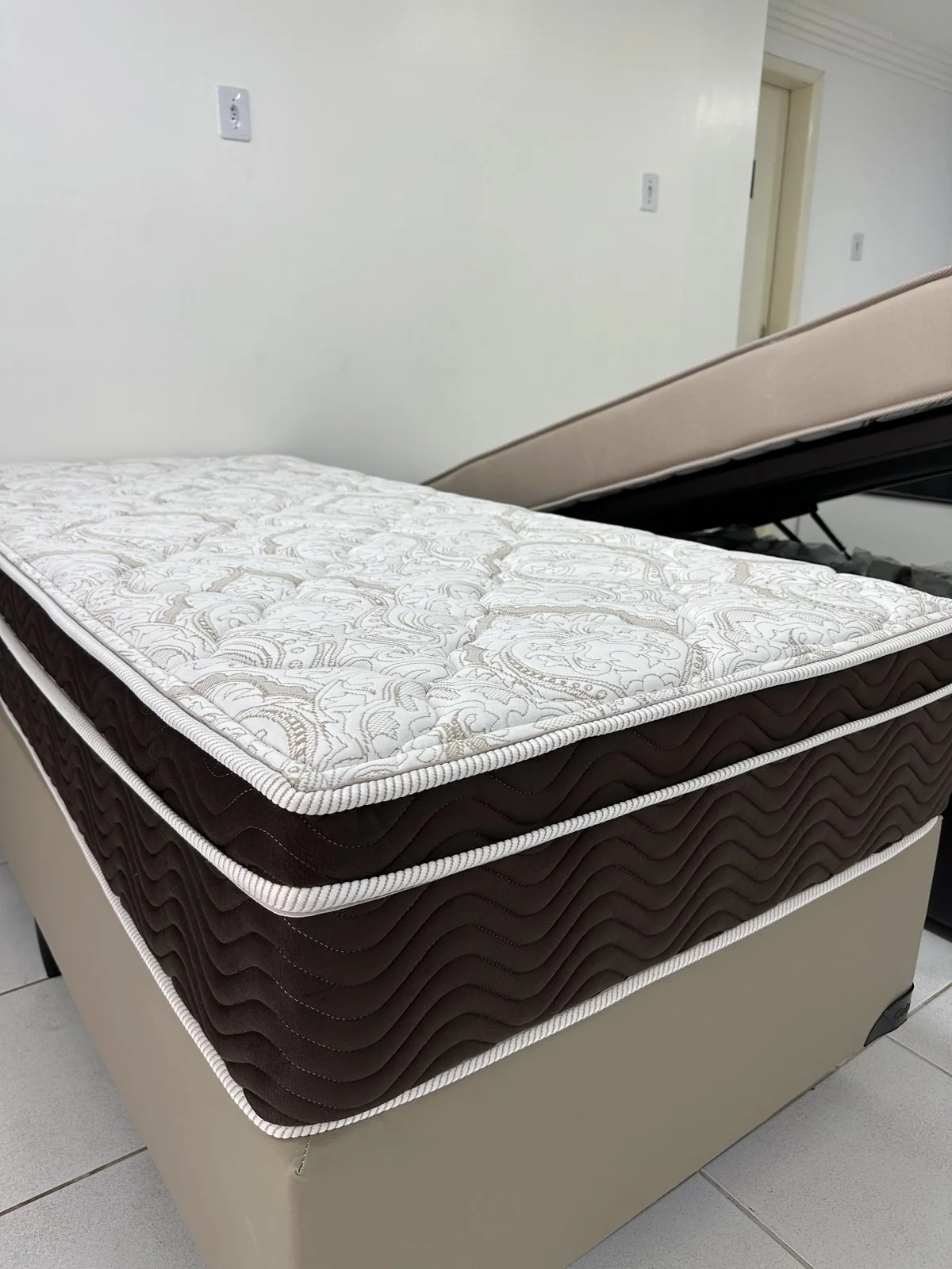 Conjunto cama box com baú em exposição na Oficial Colchões & Conforto