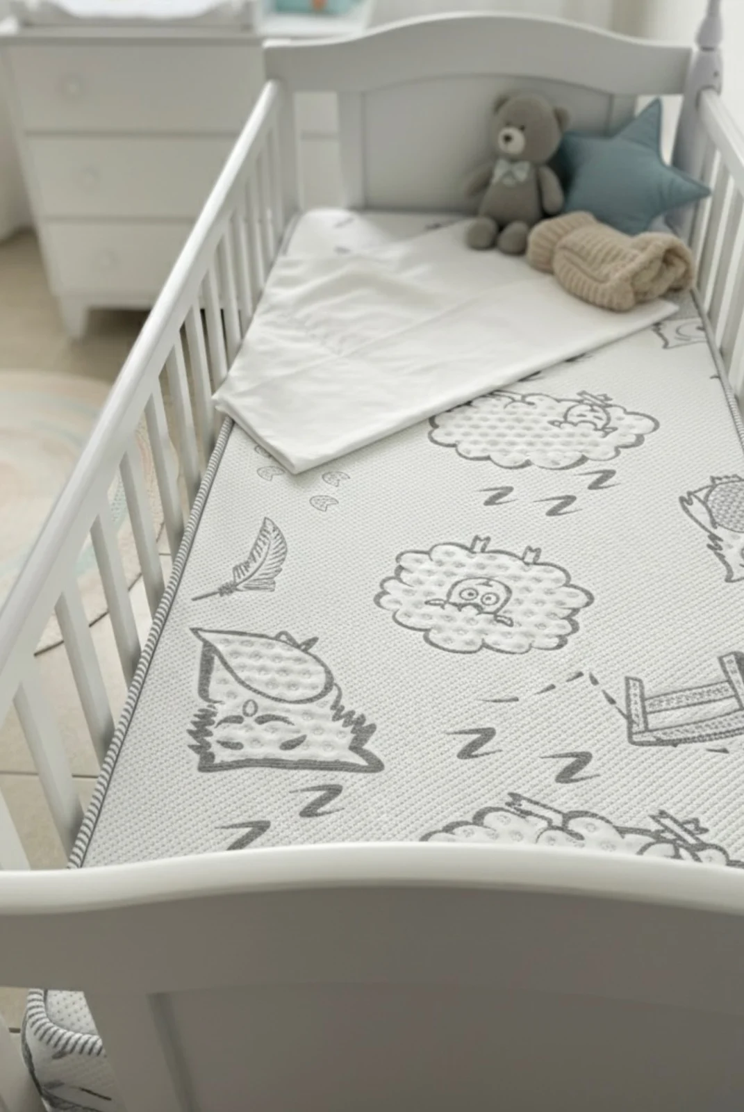 Colchão de berço Ortobom Baby Petit Blanc em malha com estampa infantil